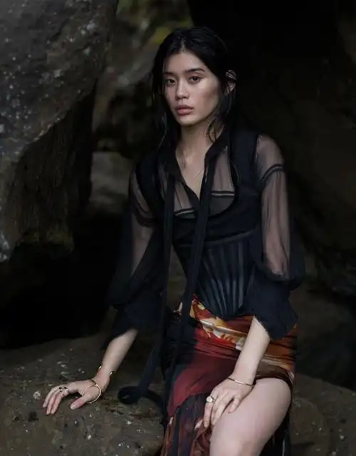 维密超模奚梦瑶写真曝光 穿薄纱透视装高贵冷艳