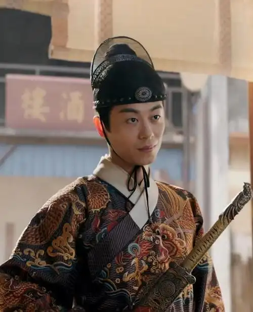 一向被形容为"行走的荷尔蒙"的朱亚文,他饰演的朱瞻基在穿起飞鱼服的