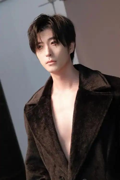 徐开骋真空大衣##徐开骋湿发浴袍look