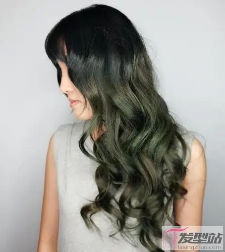 夏天就爱高明度发色 魔幻蓝绿色头发超抢眼_发型站_最新流行发型设计