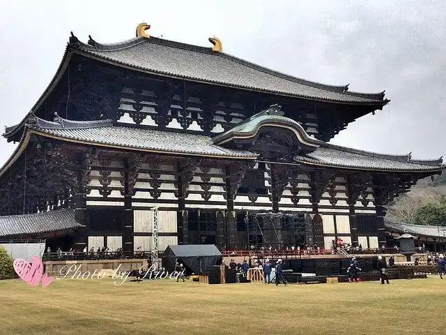 东大寺最吸引人的是大佛殿,正面宽度57米,深50米,是世界上最大的木