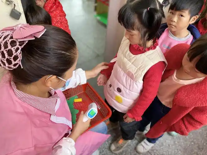 程集幼儿园大一班晨检——入园礼貌问候以及测量体温和检查宝贝们的口