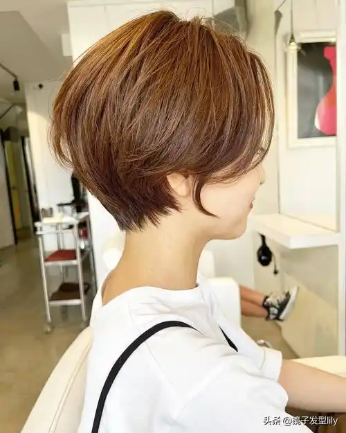 女士发型别乱剪,想美就选露耳短发,好看时尚不夸张_女性_脸部_气质