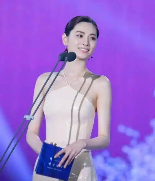 "1991年出生的软妹子,身高171厘米,通过模特比赛首次进入演艺圈.