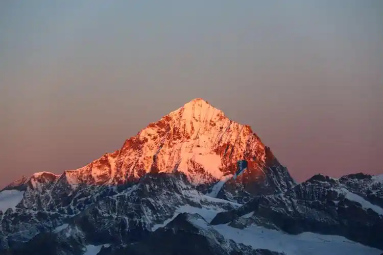 日出时的阿尔卑斯山脉