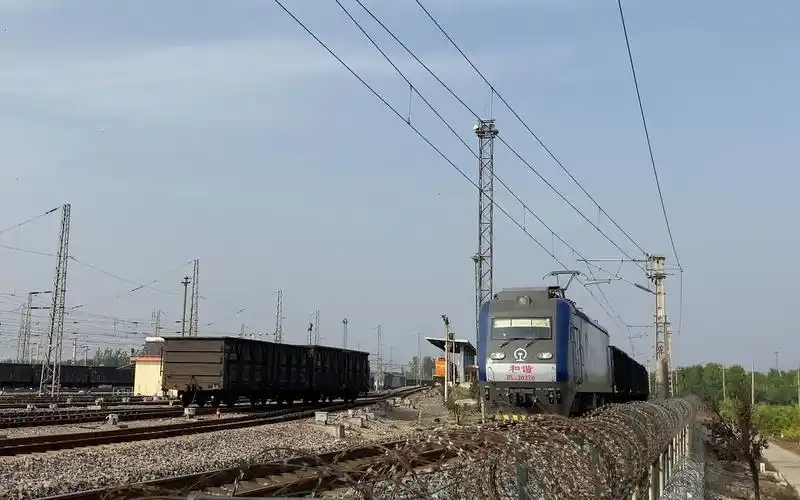 【中国铁路】兖州北站hxd30370友好鸣笛通过与溜车作业