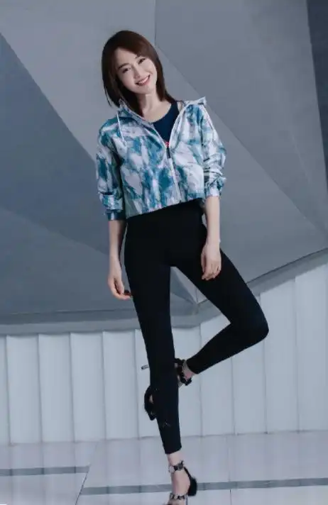 左小青不愧是"女团尤物",穿深v领紧身裙气质惊艳,身材太优越