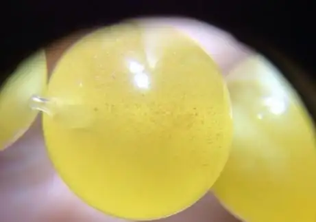 蜜蜡里的气泡大小不一样,有圆形也有长的这样的蜜蜡是真是假