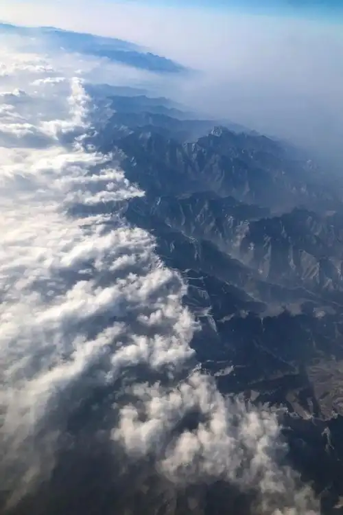 俯瞰秦岭云雾,才能感受到"云横秦岭家何在,雪拥蓝关马不前"的气魄.