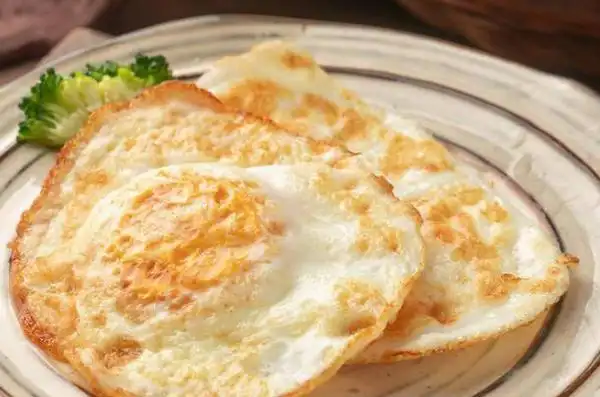 煎荷包蛋时这样做外焦里嫩个个圆润完整不粘锅口感更完美