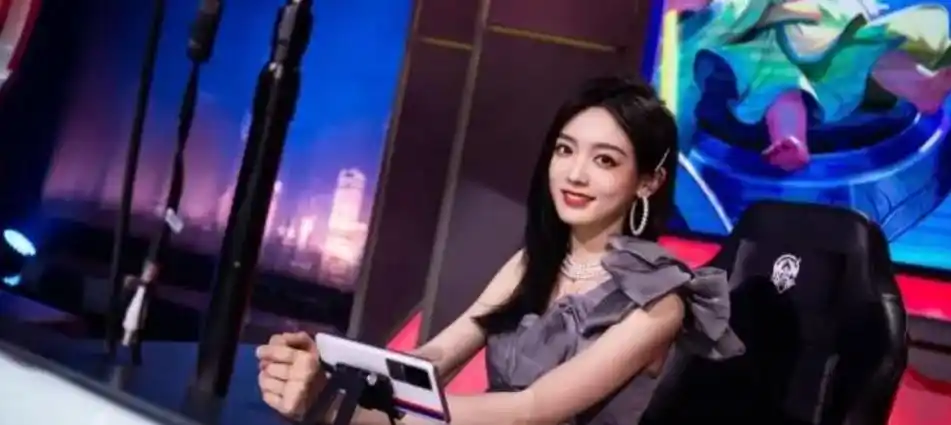 kpl三大女解说晒出照片!灵儿诗诗天云,到底谁赢了_观众_美女_荣耀