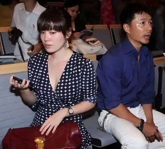 原创段奕宏大器晚成娶娇妻日本籍妻子性格低调穿搭却性感肤白貌美