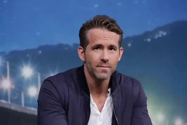 瑞安·雷诺兹瑞安·雷诺兹(ryan reynolds)在荧屏上是一位超级英雄,在