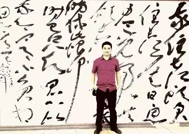 广西青年书法家,以草书斩获兰亭奖,作品形式很会撩拨观者情绪