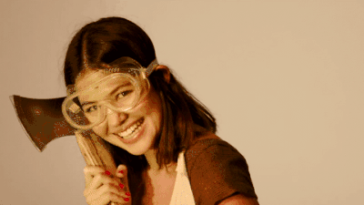 生气 美女 打人 大笑 快乐 反差 斧子 眼镜