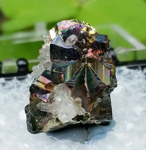 锖色黄铜矿双晶