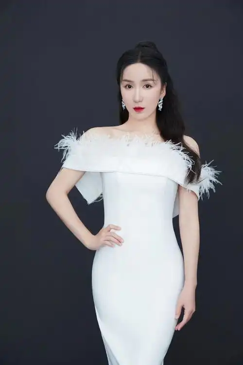 娄艺潇流苏抹胸裙写真大片 梦幻优雅诠释东方美韵 - 360娱乐,你开心