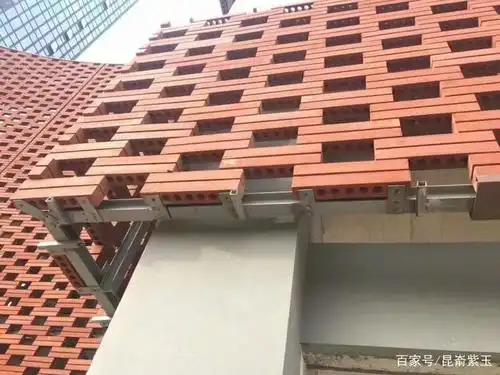 截面尺寸如下图: 安装如下图: 完工后照片见下图: 挤出成型的陶板其