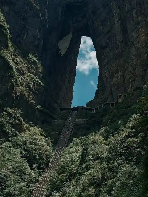 上回说到张家界市区可以坐索道直达天门山景区,这不就坐上了这里要比