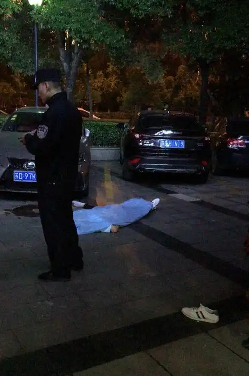 惋惜常州一00后小伙19楼坠下当场身亡父亲悲痛不已