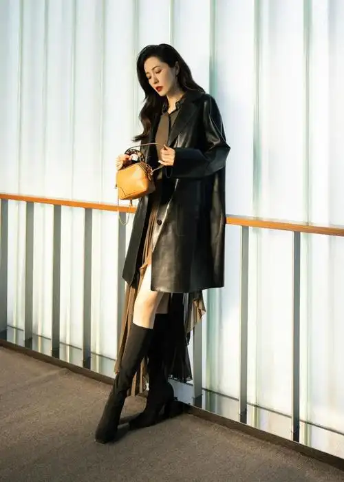 曾黎真女明星出街!皮衣长裙美艳慵懒,红唇卷发又a又飒