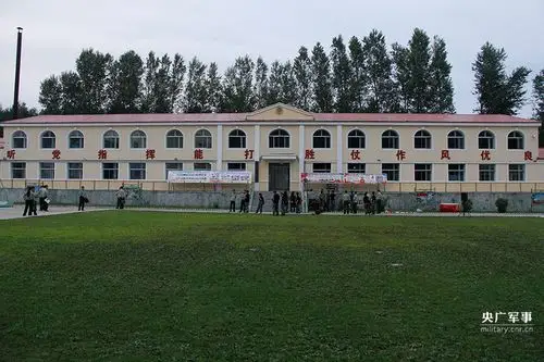 【网络媒体国防行】"东极卫士"建营房磨损325把铁锹