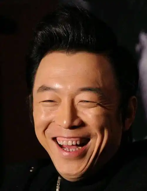 黄渤以其幽默搞笑的风格在娱乐圈中独树一帜,尽管他的外表并不符合