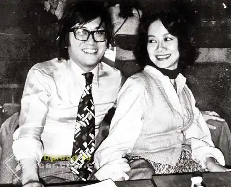 最重要的女人有三个:第一任妻子华娃,情人知己林燕妮及现任妻子陈惠敏