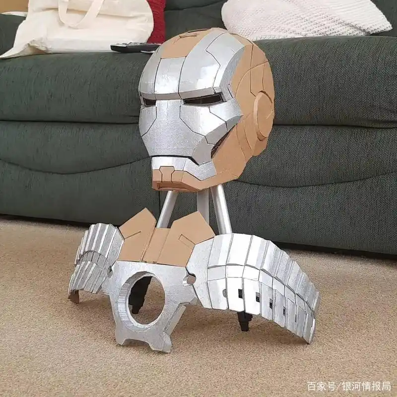 有位神仙漫威粉丝,耗时14个月,用纸板造出了钢铁侠盔甲
