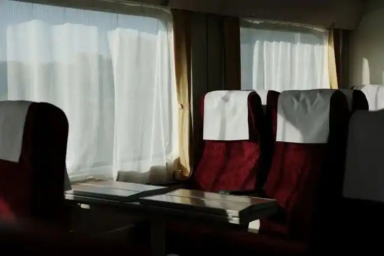 队伍首先乘坐k7719次列车前往唐山北站.