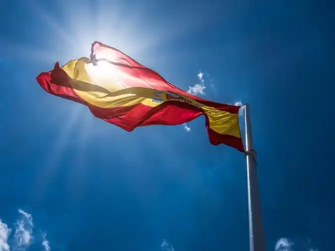 烈日下飘扬旗帜图片