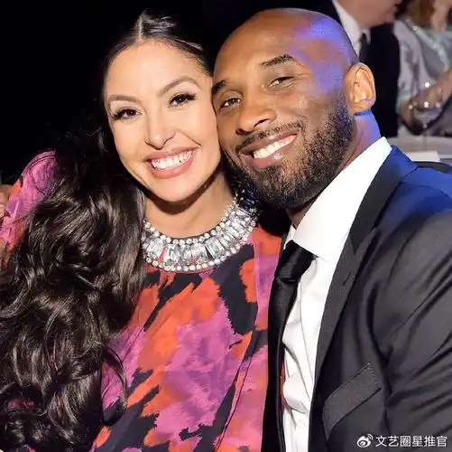 瓦妮莎丧夫后独自过恋爱纪念日晒24年前和科比合照怀里抱男婴