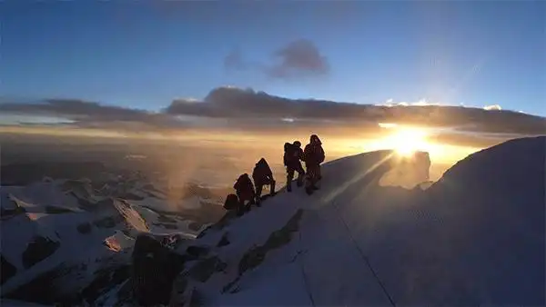 今天5月8日11年前奥运圣火登顶地球第三极在离太阳最近山峰上点燃