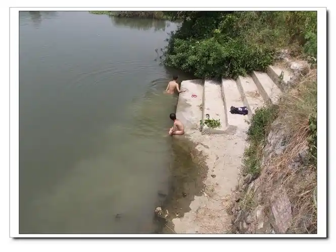 遇到两个小朋友游泳,他跑过去帮人家拍,开始两个小朋友怕羞,但一会就