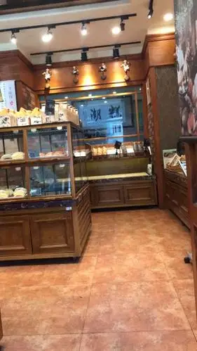 糕潮面包坊-"就在大连路地铁站旁边,店面装修有点复古,.