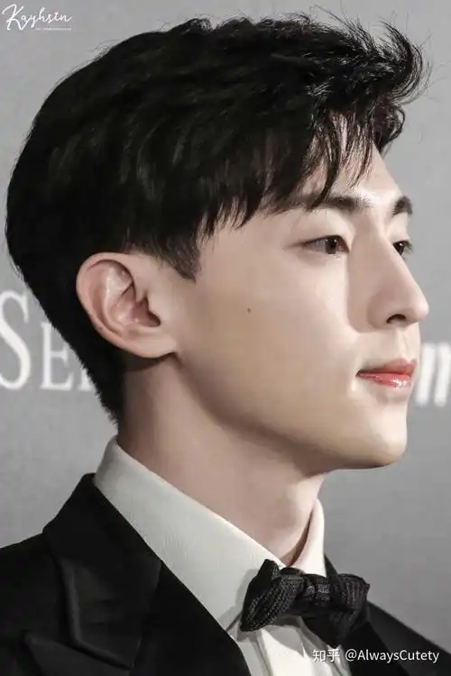 (想在哥哥鼻子上滑滑梯.