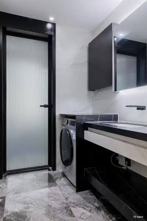 次卫装了黑边框长虹玻璃门,透光不透人.