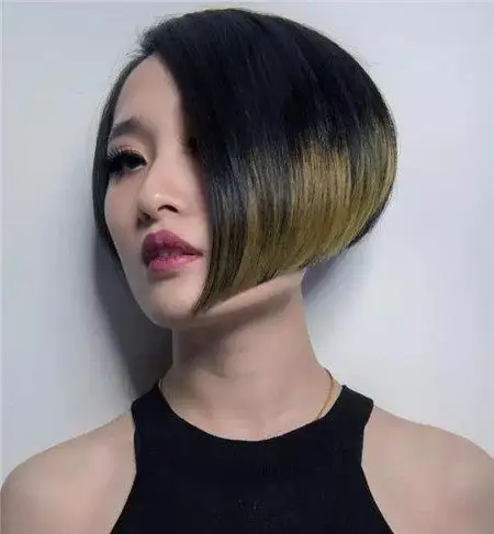 "不等式"短发   沙宣系列的不等式短发,渲染绿色的发色,高冷轻熟.