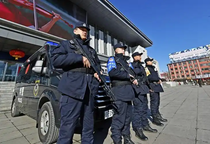 本溪市公安局巡特警支队警员站岗执勤守平安