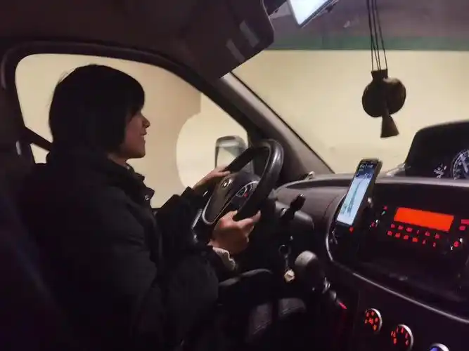 剃光头马甲线不服输爱笑的重庆货车女司机又酷又飒