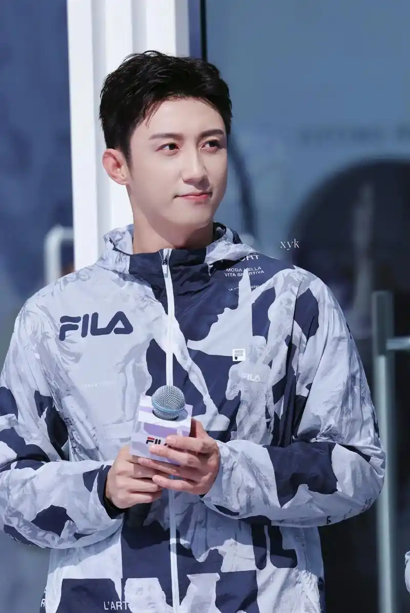 黄景瑜是fila最完美代言人,太帅了,太酷啦!#闪闪发光的他 - 抖音