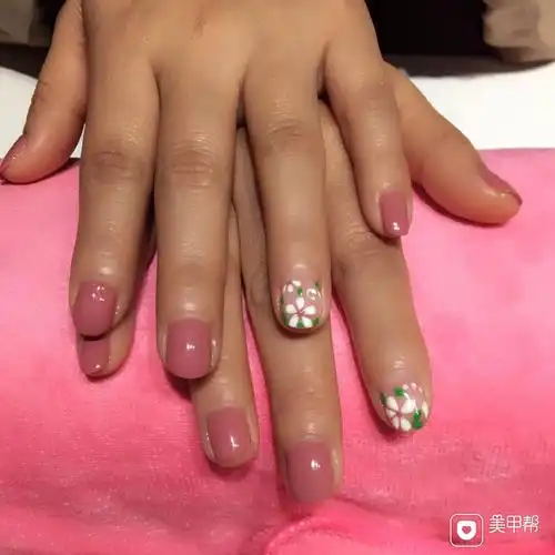 圆形简约手绘粉色豆沙色小清新款美甲图片