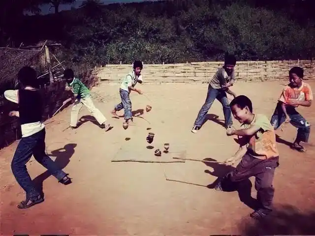 童年的美好却留存在记忆的痕迹里.我们的童年时光很