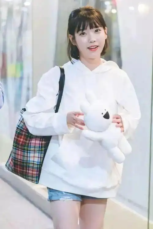 iu李知恩是懂百变穿搭的