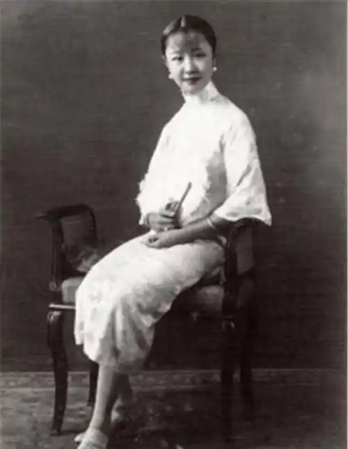 末代格格韫颖,生于紫禁城锦衣玉食,后流落街头摆地摊卖香烟