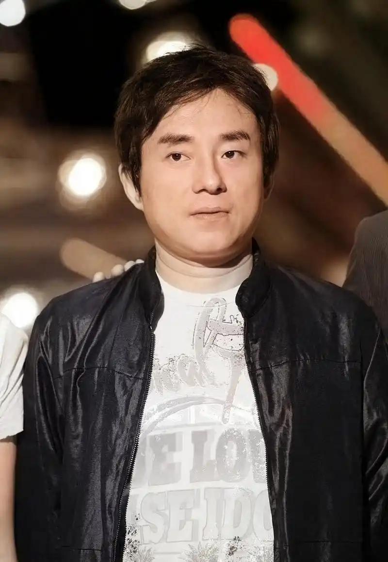 郑裕玲与共同生活了16年的吕方分手,因为他在股票交易中损失了1亿多