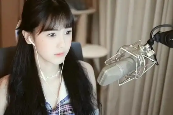 斗鱼一姐杜佳丽鱼吧公开择婿,舔屏,闻脚等bt行为惹怒主播!