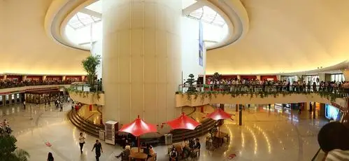 东方明珠塔一层大厅(这是用7张照片接片合成)