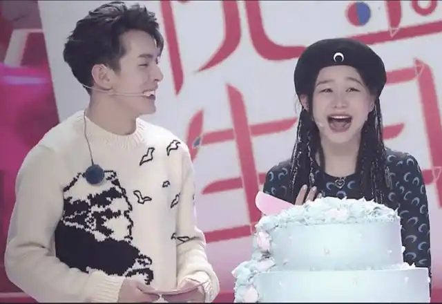 李佳琦霸道总裁上身,拿行李箱给金靖装礼物,这不结婚很难收场啊_网友