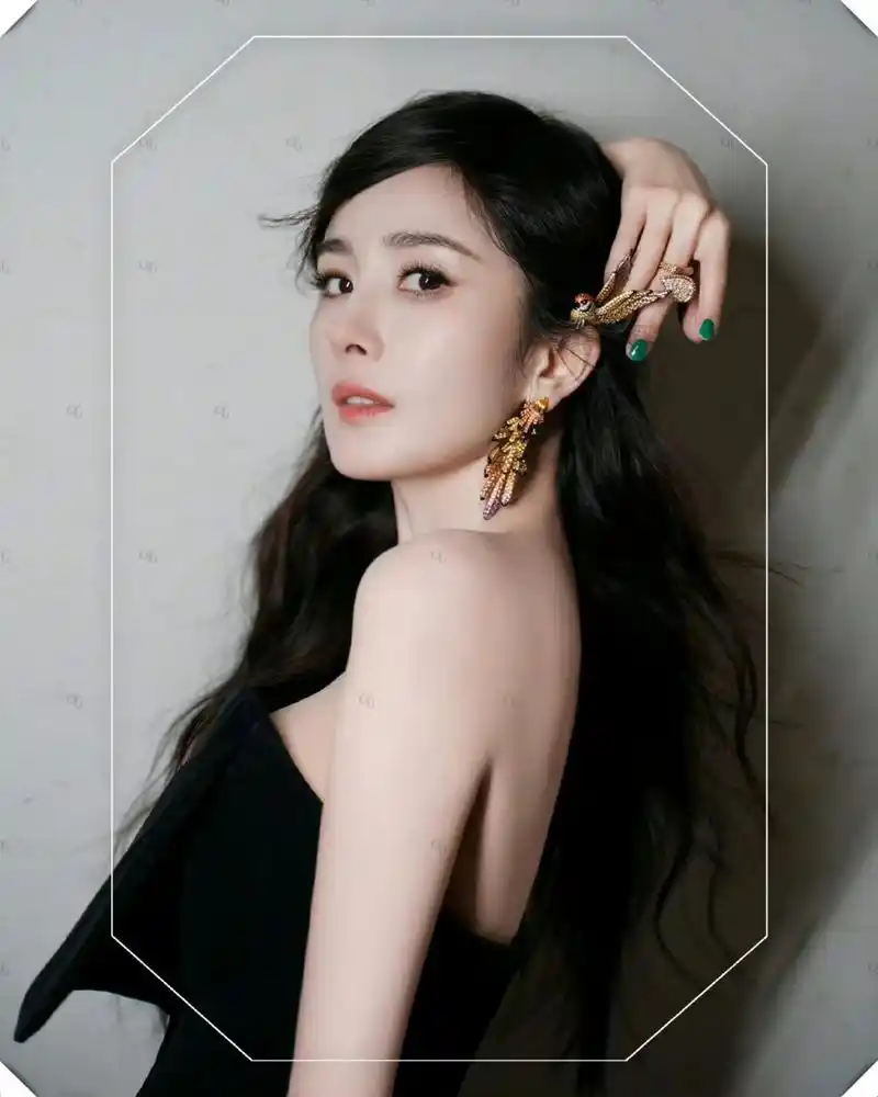 杨幂佩戴宝诗龙珠宝美爆了!  omg!